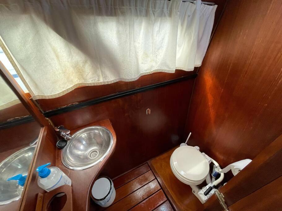 Barco Acogedor - Cosy Boat - Barcelona Hotel Bagian luar foto